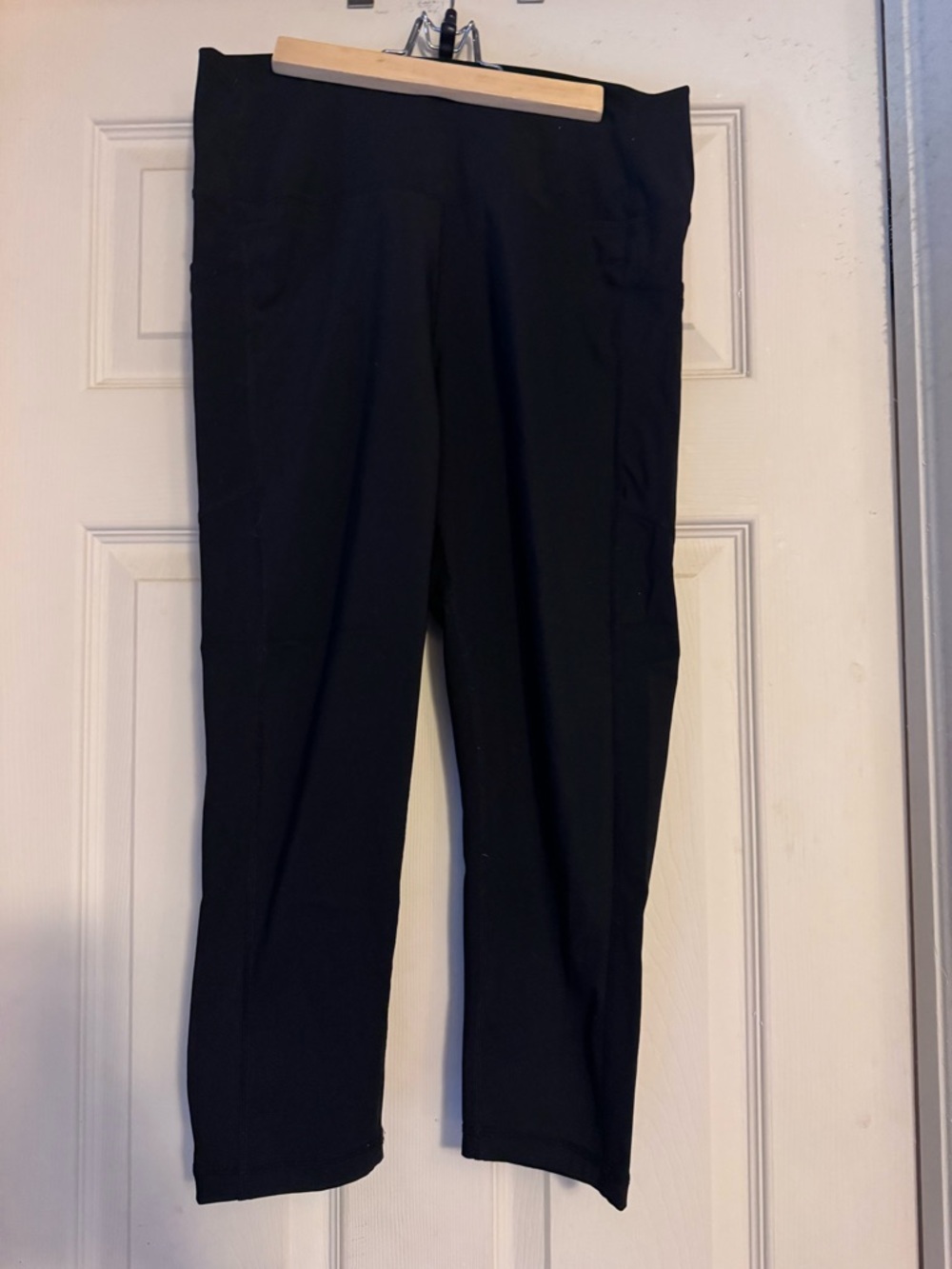ZYIA Active Black Capris w/ Pockets Light n’ Tight Hi-Rise Capri 20”